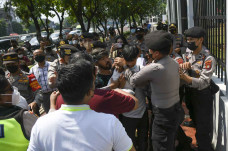 Ricuh, Polisi Bubarkan...