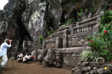 Megahnya Candi Kendalisada,...