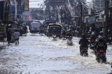 Banjir Rendam Ruas Jalan...