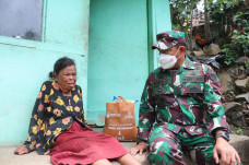 Tangis Haru Nenek Asih...