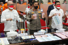Uang Palsu Banyak Dibuat...
