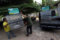 Merakit Botol Bekas...