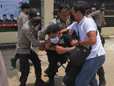 Polisi Bubarkan Aksi...