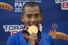 Agus Prayogo Juara Lari...