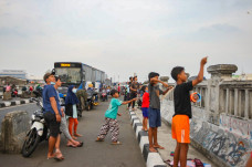 Keseruan Warga Bermain...