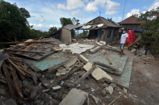 Dampak Gempa Bumi di...