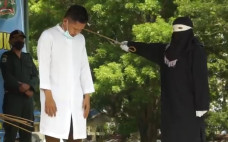 Dua Pemuda Dihukum Cambuk...