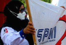 Puluhan Buruh Semarang...