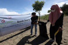 Aksi Bersih Pantai Peringati...