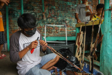 Manfaatkan Limbah Kayu...