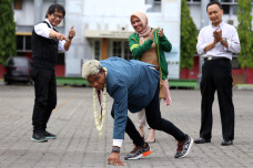 Raih Medali Emas PON...