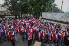Menolak PHK Sepihak,...