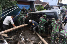 Pencarian Korban Banjir...