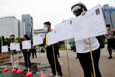 Greenpeace Gelar Aksi...