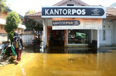 Terdampak Banjir, Pelayanan...