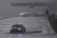 Hujan Deras Jelang Race...