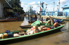 Sebulan Berlalu, Banjir...