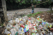 Sampah Plastik Penuhi...
