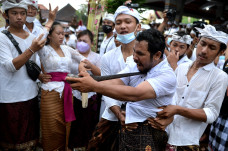 Mengintip Tradisi Ngerebong,...