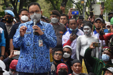 Berseragam Korpri, Anies...