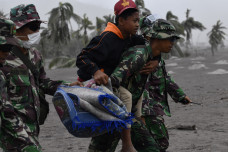 Aksi Prajurit TNI Evakuasi...