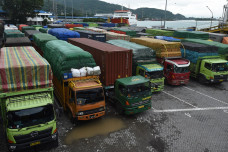Cuaca Buruk, Truk Menumpuk...