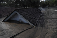 Dusun Kamar Kajang Tertimbun...