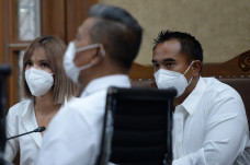Kompak Berkemaja Putih,...
