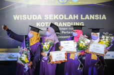 Mengintip Proses Wisuda...