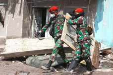 Anggota Kopassus Evakuasi...