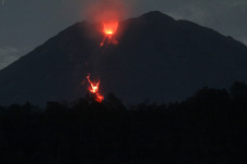 Guguran Lava Pijar Gunung...