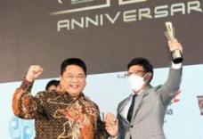 Terima Penghargaan Best...