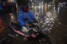 Hujan Deras, Jalan Kemang...