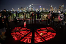 Skywalk Senayan Park...