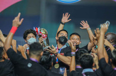 Angkat Piala Liga 2,...