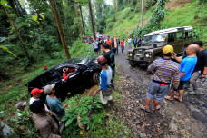 Evakuasi Mobil yang...