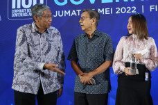 BCA Raih Penghargaan...