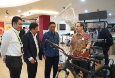 Berkolaborasi dengan...