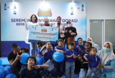 Penyerahan Donasi Program...