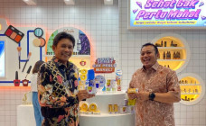 Menikmati Produk dan...