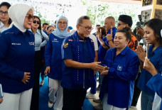 Zulkifli Hasan Hadiri...
