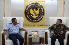 Sekjen KemhanTerima...