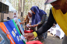 Warga Karawang Diajak...