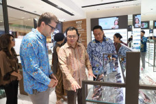 Optik Melawai Gandeng...