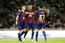 Barcelona Legends Menang...