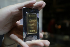 Harga Emas Antam Turun...