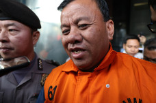 KPK Tahan Bupati Kuantan...