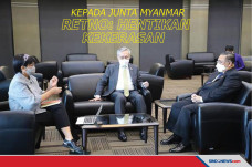 Bertemu Menlu Junta...