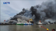 Kapal Tanker Terbakar...