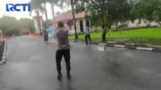 Orang Tak Dikenal Memaksa...